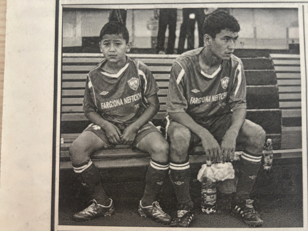 Yunye futbolisty na skameyke.png