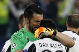 Daniel Alves: Tarixga kirishi uchun Buffonga YCHL sovrini kerak emas