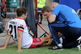 "Gamburg" futbolchisi golni nishonlayotib jarohat oldi (video)