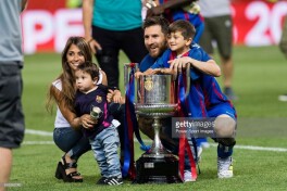 Messi oilasi bilan kichik tatildan so'ng Ispaniyaga qaytdi FOTO