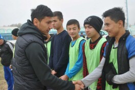 Shuhrat Muhammadiev futbolga kirib kelgan maktabiga tashrif buyurdi FOTO