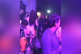 “Sevilya” o'yinchisi “Barselona”dan mag'lubiyat qabul qilib olingan kechani tungi klubda o'tkazdi. Foto

