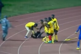 Efiopiyada bosh murabbiy hakamni urib tashladi VIDEO