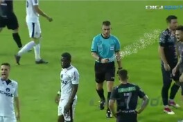 Hakam futbolchining yuziga sprey sepdi (VIDEO)
