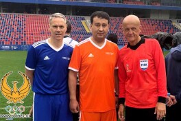 Umid Ahmadjonov va futbol afsonalari ramziy manoda jahon chempionatini boshlab berishdi