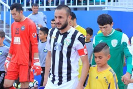 Dinamo Akmal Xolmurodov va yana ikki futbolchi bilan shartnoma imzoladi