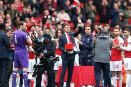 Arsenal 11 yil jamoada faoliyat olib borgan futbolchi bilan hayrlashdi