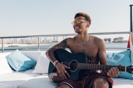 Dele Alli Gretsiyadagi plyajda xushidan ketdi