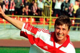 18 yoshida ilk chempionatimiz to'purari va eng yaxshi futbolchisi bo'lgan Valeriy Kechinov bugun 46 yoshga to'ldi