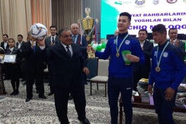 Navoiy viloyati bolalar-o'smirlar futbol akademiyasi tarbiyalanuvchilari taqdirlanishdi