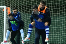 Yetakchilarimizdan biri gipsini echtirdi, jarohatlanganlar va betoblar bor. O'zbekiston futzal terma jamoasi lageridan daraklar GALEREYA
