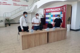 Namangan viloyati hokimi "Navbahor" futbolchilariga esdalik qo'l soatlarini topshirdi