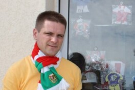 Польшалик мухлис футбол ўйинини кўриш учун қурилиш кранини ижарага олди