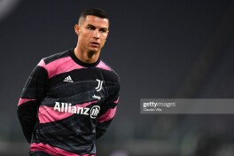 Ronaldu "Lacio"ga qarshi o'yin oldidan fevral oyining eng yaxshi futbolchisi sovrinini qabul qildi