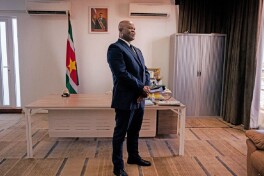 60 yoshli Surinam vice-prezidenti KONKAFAFda "Inter Moengotapoe" safida harakat qildi: u asosiy tarkibda maydonga tushdi va 54-daqiqada zaxiraga olindi