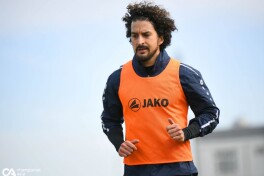 AGMK safida eronlik yarim himoyachi ko'rikdan o'tmoqda
