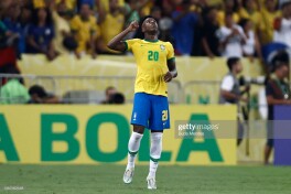 Vinisius Braziliya terma jamoasi tarkibidagi 1-golini urdi. U "Marakana"da Chili darvozasini ishg'ol qildi