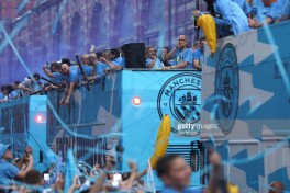Chempionlarga hamma narsa yarashadi. “Man Siti” Manchester bo'ylab parad o'tkazdi 