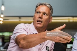 "38 yoshimda Ronaldudan yaxshiroq o'ynagan bo'lardim" - Van Basten