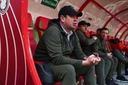 Sluckiy jurnalistga nisbatan qo'pol so'zlar ishlatgani uchun jarimaga tortilib, bir yilga futboldan chetlatildi