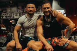 Olamsport: Конор Макгрегорга ўзбекона чопон, Бектемир Мелиқўзиев оила қурди ва бошқа хабарлар