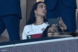 Ronalduning qiz o'rtog'i Jorjina Parij moda haftaligida noodatiy ko'ylakda poduimga chiqdi