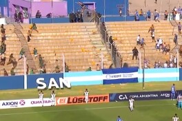 Argentina kubogida muxlislar bir-birlariga stadiondagi o'rindiqlarni uloqtirishdi