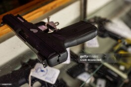 Muxlis stadionga pistolet olib kirdi