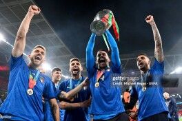 "Yevropa chempioni "Napoli"ga o'tdi"