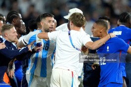 Otamendi: "Fransiyaliklar g'alabani bizning oilamiz vakillari oldida nishonlashdi. Nishonlaging kelsa, oldimga kel, hal qilamiz"