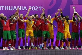 Футзал. ЖЧ-2021. Мухлисга айланган Месси ва Неймар, шогирдига медалини туҳфа қилган мураббий, Эронга 8 та гол урган Ўзбекистон ҳамда унинг рақами ручка билан ёзилган либосда ва омад тумори билан майдонга тушган рақиблари ҳақида ҳикоя қиламиз
