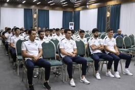 Жаҳон чемпионати учинчи саралаш босқичининг муҳим ўйинлари олдидан ЎФА президенти Абдусалом Азизов миллий жамоа билан учрашди