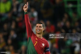 Portugaliya futbol federatsiyasi Ronalduga maxsus sovrin topshirdi