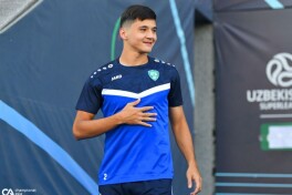 Абдуқодир Ҳусанов Puma томонидан тақдим этилган бутсаларни намойиш этди