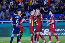 Yomg'irda qolgan muxlislar, jon holatda tashlanayotgan Norchaev, qizil olgan Bozorov - "Nasaf" "Surxon"ni kichik hisobda yutgan o'yindan GALEREYA