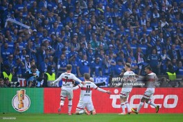 Germaniya kubogi. "Shtutgart" finalda uchinchi liga jamoasi bo'lmish "Arminiya"ni mag'lub etib, Germaniya kubogini qo'lga kiritdi - 4:2. Miyo dublga erishdi