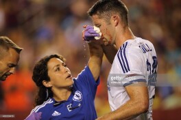 Eva Karneyro "Charlton"da ish boshlashi mumkin