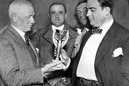 Mundial tarixi. Futbolchi suvga tushib ketgan, maydon chetidagi policiya golli uzatma bergan hamda murabbiylar hakamlik qilgan ilk jahon chempionatini yodga olamiz