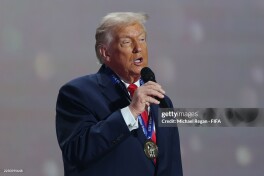 Трамп ЖЧ арафасида айрим шахсларнинг мамлакатга кириши рад этилиши ҳақида гапирди