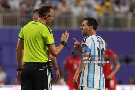 Messi Shveytsariyaga qarshi o'yinning 1-bo'limida portugaliyalik hakam Pineyruga etiroz bildirdi: "Men bilan yaxshi gaplashing. Hurmatsizlik qilmang”