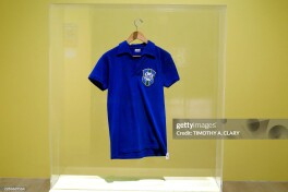 Pelening JCH-1958 finalidagi Braziliya - Shvetsiya o'yini libosi juda qimmatga sotildi