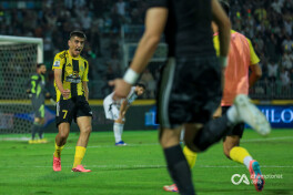 Haqiqiy jangchi: "Neftchi" futbolchisi "Buxoro" bilan o'yinni singan qovurg'a bilan davom ettirgan