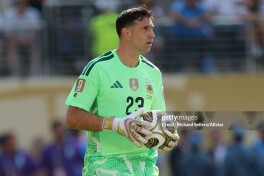 "Chelsi" Argentina terma jamoasi darvozaboni Emiliano Martinesni nishonga oldi