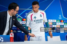Mbappe matbuot anjumanida YCHLning homiylik ichimligini stoldan ikki marta olib tashladi. Ronaldu Evro-2020 da Coca-Cola ni olib tashlagan edi