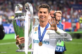 L’Équipe CHL tarixidagi ramziy terma jamoani tuzdi, unda Ronaldu yo'q