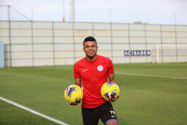 "Neftchi" braziliyalik hujumkor yarim himoyachi bilan shartnoma tuzdi