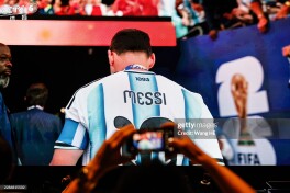 "So'nggi o'yin… Butun umrlik libos". Messi terma jamoadagi xayrlashuv o'yini libosini ko'rsatdi