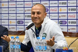 Fabio Kannavaro jurnalistlarga: "Balansni ushlanglar, iltimos. Yana nimadan norozisiz? Ertaga hatto sizni ham terma jamoaga chaqirishim mumkin. Futbol o'ynashni bilasizmi?"