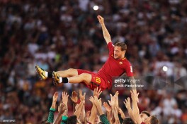 "Aqlingizni yo'qotdingizmi?". Totti Dibalaga 10-raqamni topshirish taklifiga keskin munosabat bildirgan