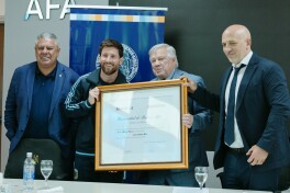 Месси Буэнос-Айрес университетининг фахрий доктори унвонини олди